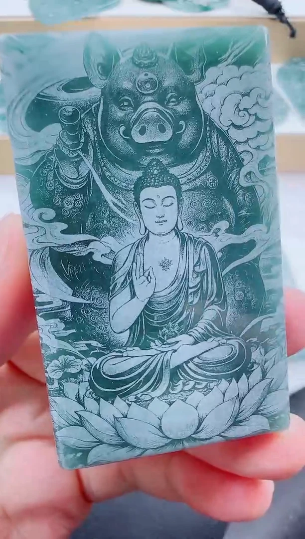 翡翠未镶嵌颈饰猪本命佛