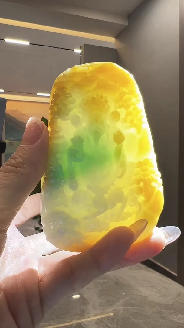 翡翠未镶嵌颈饰山水财神