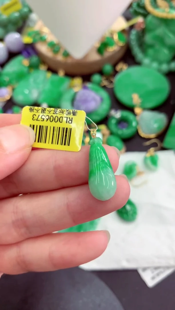 颈饰18K金镶嵌翡翠挂件
