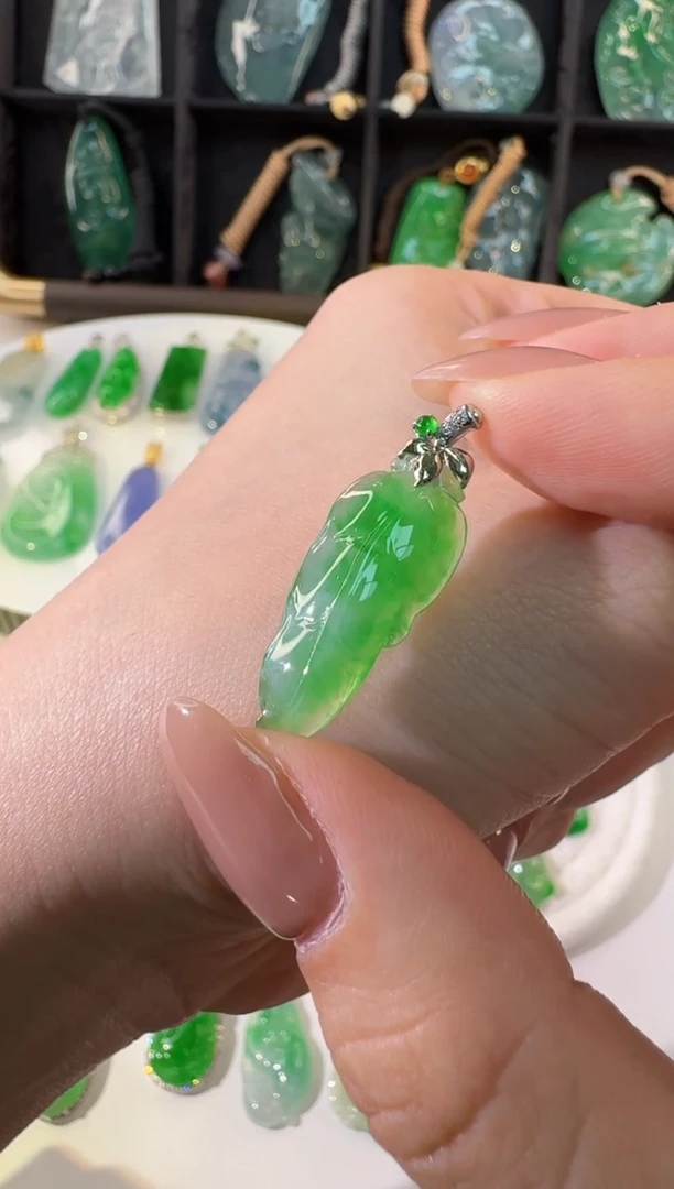 颈饰18K金镶嵌翡翠缅甸A货翡翠