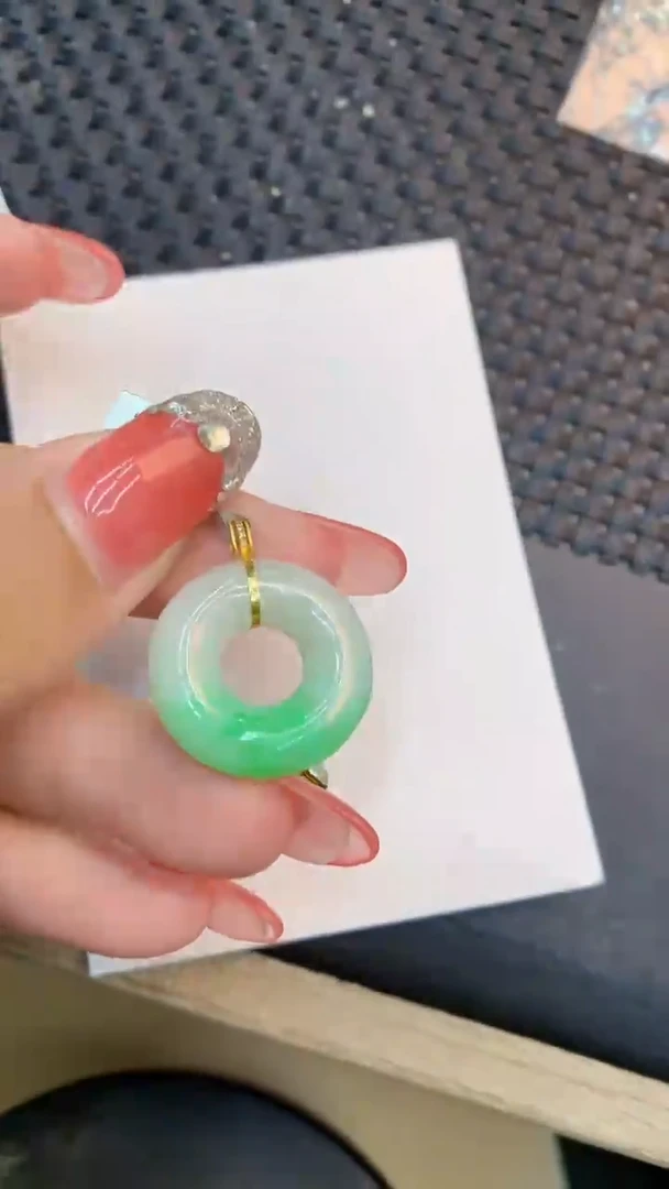 颈饰18K金镶嵌翡翠1