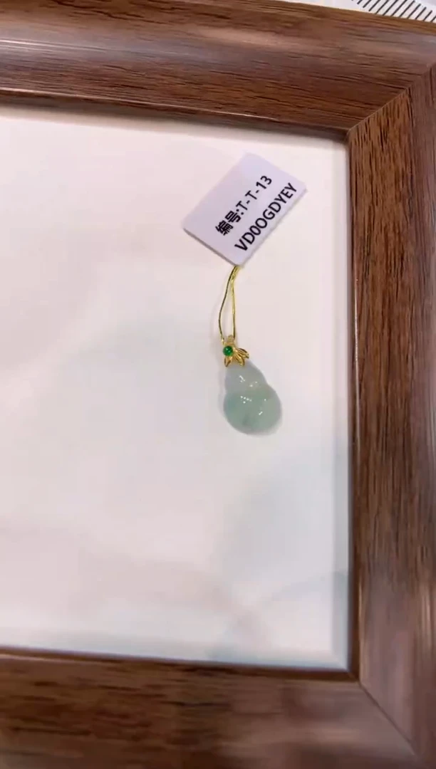 颈饰18K金镶嵌翡翠葫芦