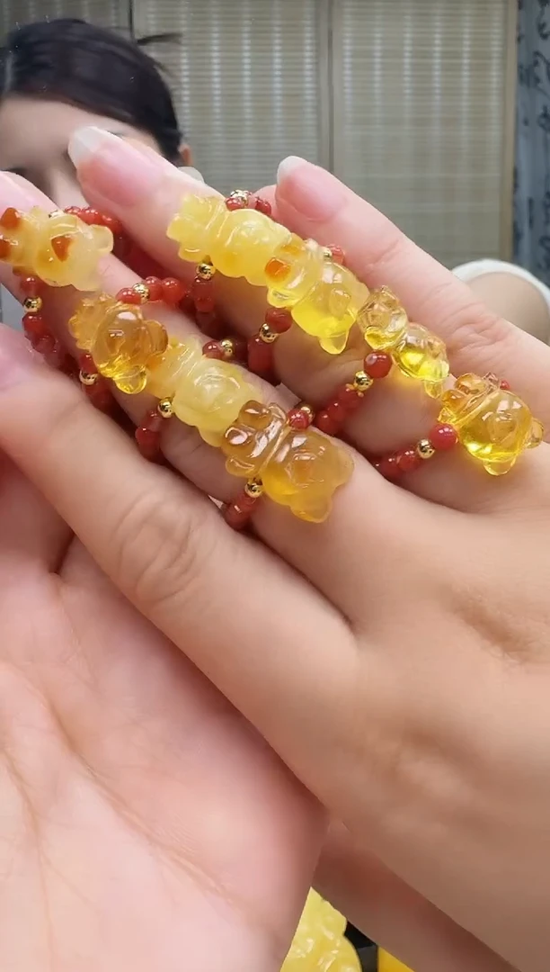 未镶嵌琥珀裸石如图