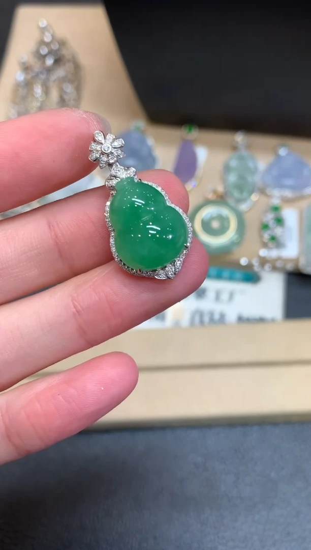 【闪购商品】翡翠颈饰18K金镶嵌葫芦【无服务费】