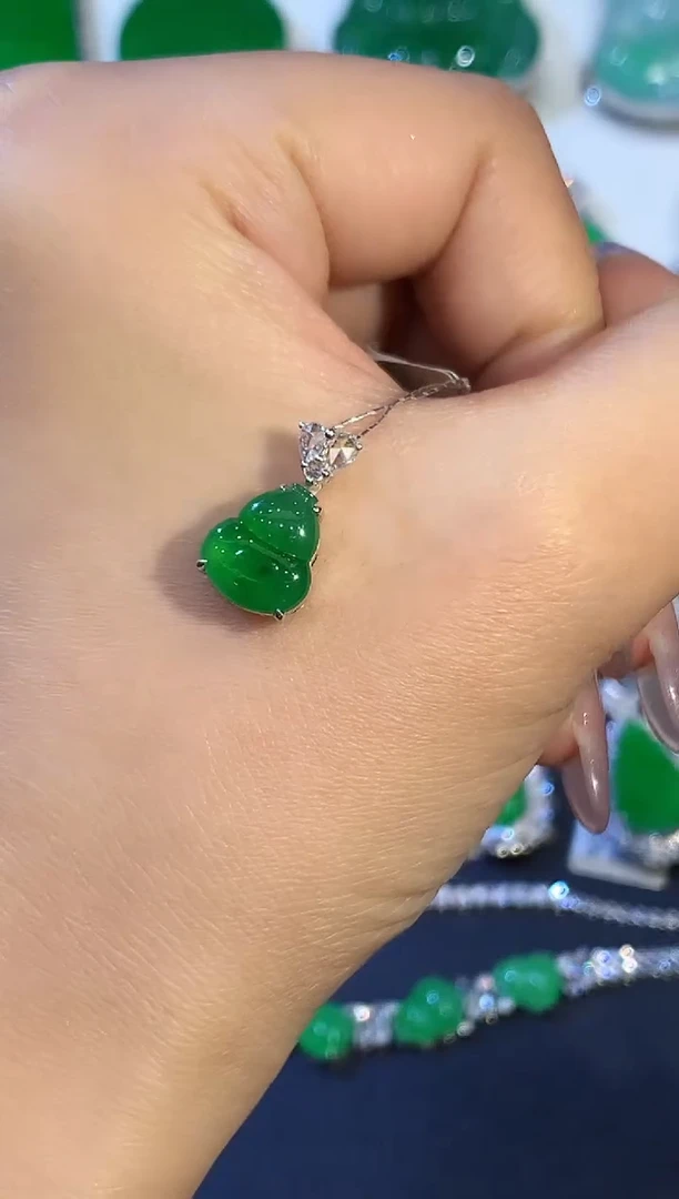 吊坠(不含链)18K金镶嵌翡翠多样性发其一