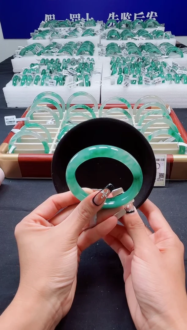 未镶嵌手镯石英质玉（非洲翠）圈口59