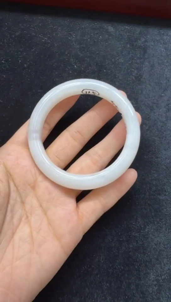 和田玉手镯未镶嵌821和田玉手镯   圈口55.5