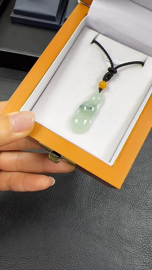 翡翠挂件未镶嵌平安扣