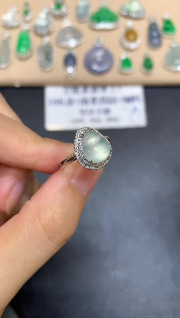 18K金镶嵌戒指翡翠葫芦【无服务费