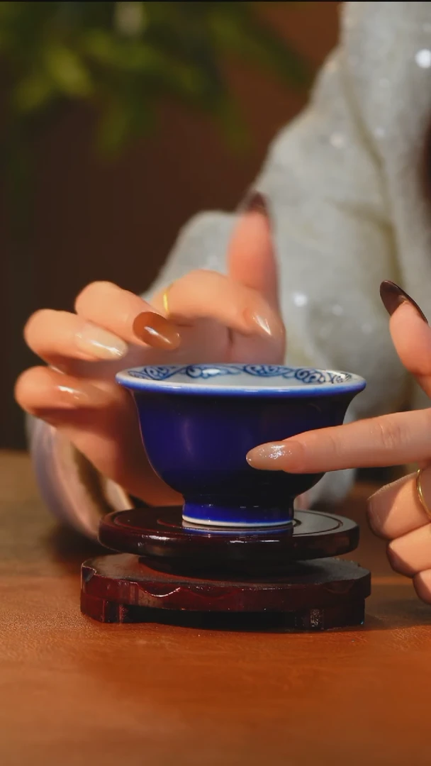 霁蓝内绘鱼藻撒金压手