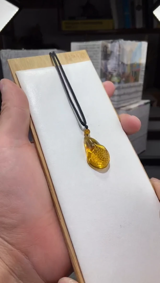 琥珀颈饰未镶嵌玉兰花