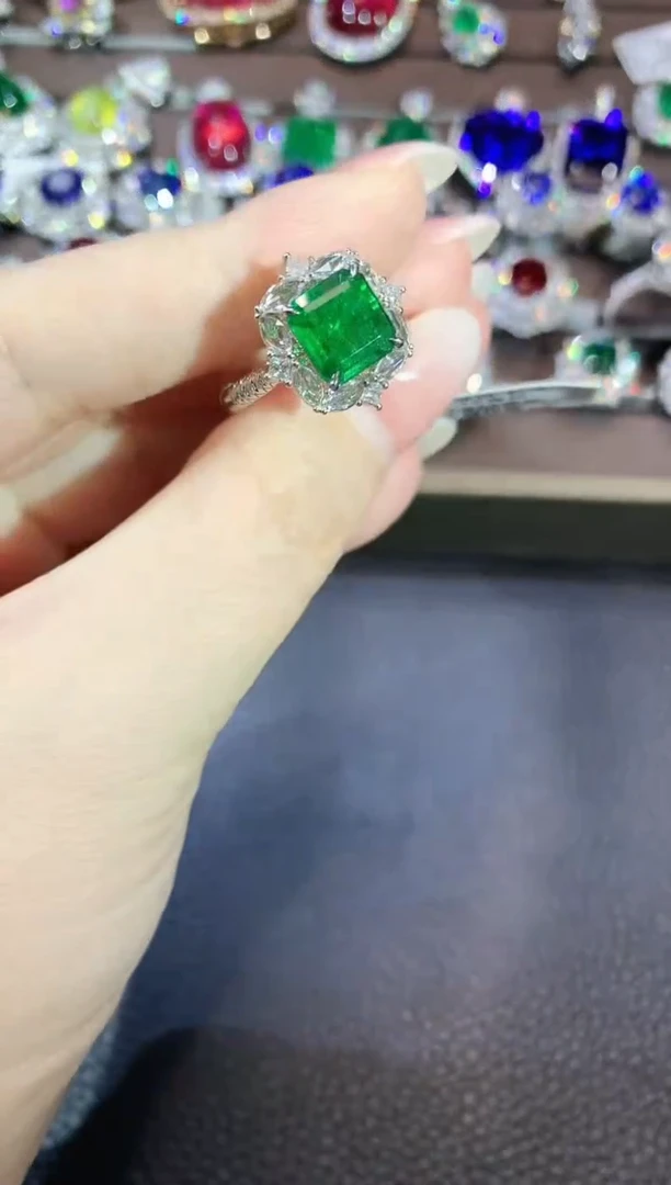 戒指18K金镶嵌祖母绿C75