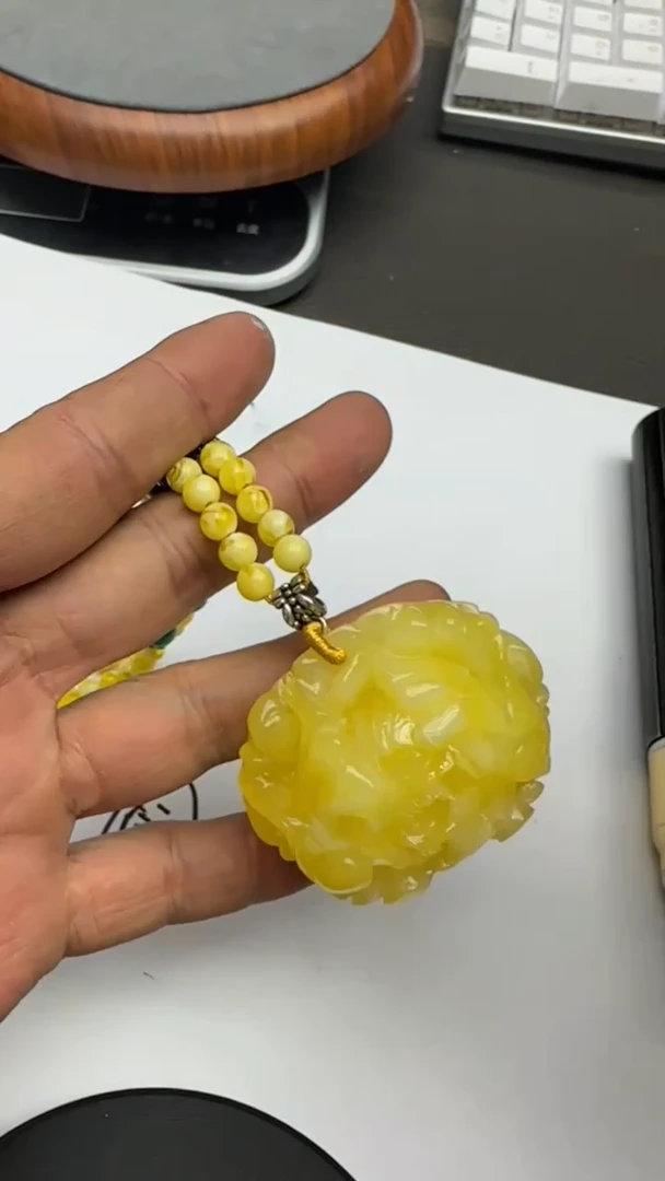 老板推荐鸡油黄花朵项链