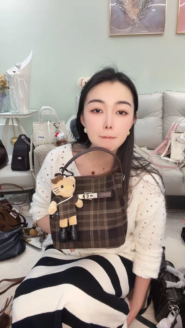 真皮英伦风挚爱水桶带挂件