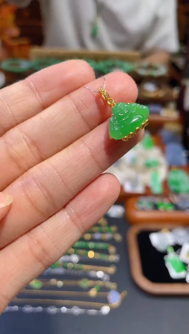 颈饰18K金镶嵌翡翠佛公
