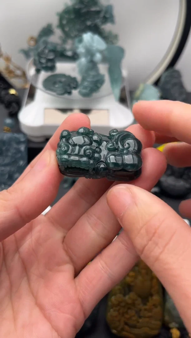 颈饰未镶嵌翡翠貔貅（有瑕疵）