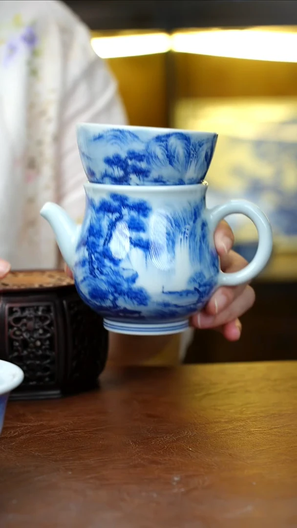 共道杯和鸡缸杯.