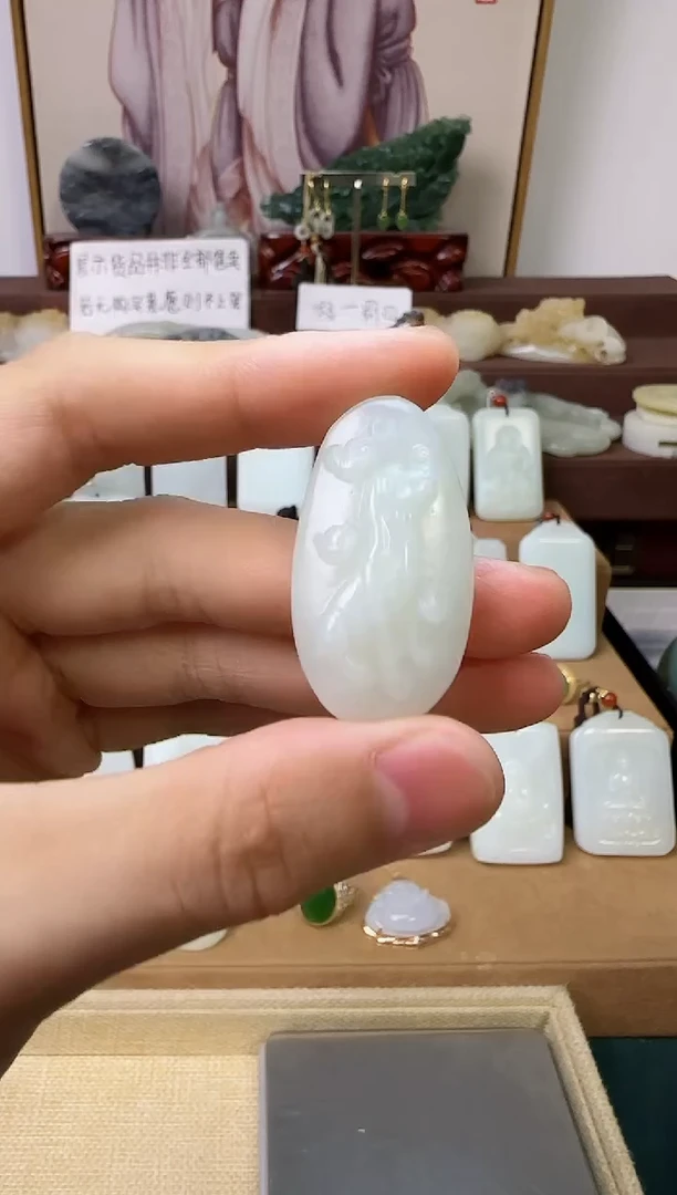 和田玉未镶嵌颈饰狗