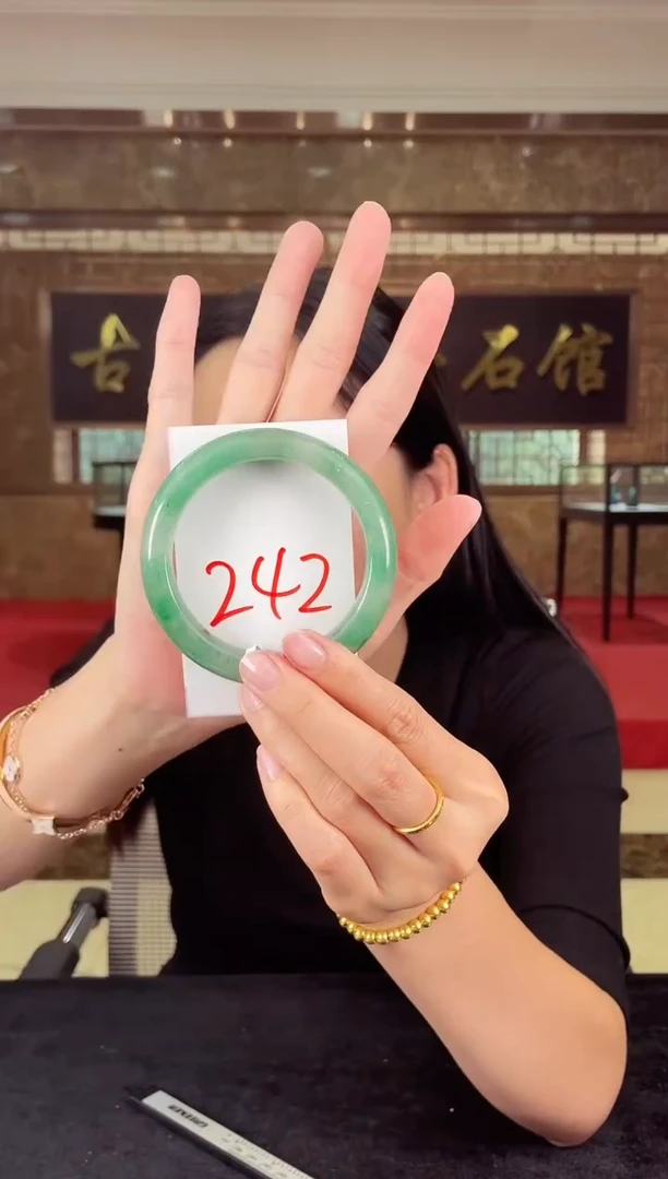 未镶嵌手镯石英质玉（非洲翠）微瑕介意勿拍