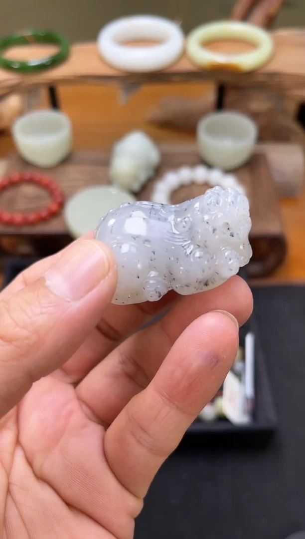 未镶嵌和田玉把件新疆黑山 貔貅