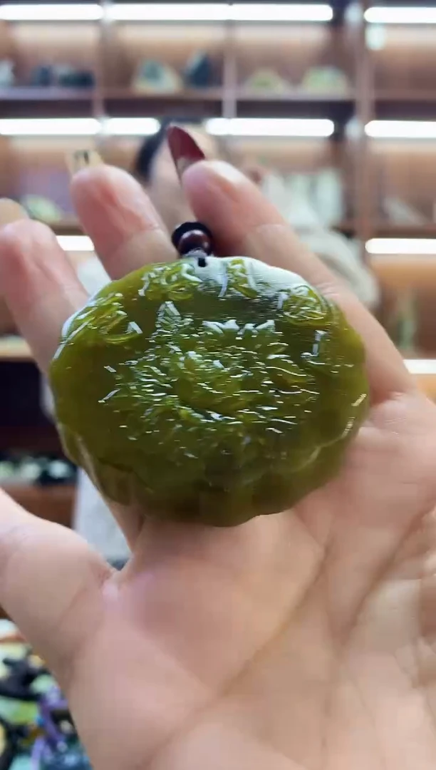 未镶嵌蛇纹石玉吊坠