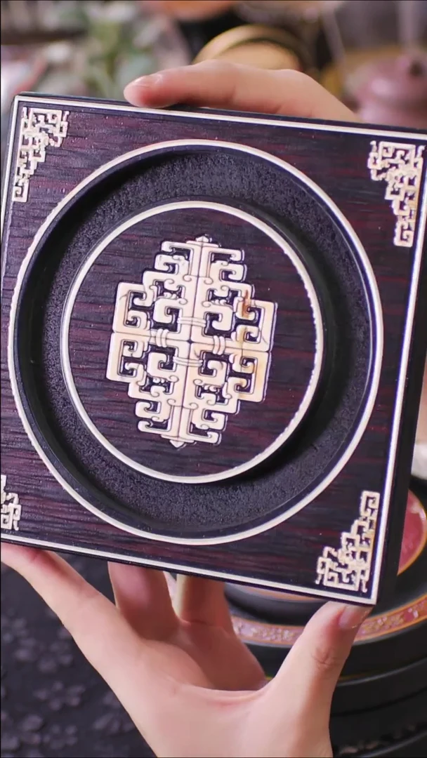 壹藏贰宝牙雕图案小壶承
