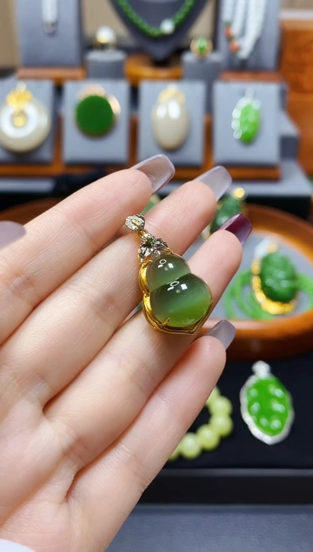 【闪购商品】和田玉碧玉冰猫葫芦吊坠18K金镶嵌*