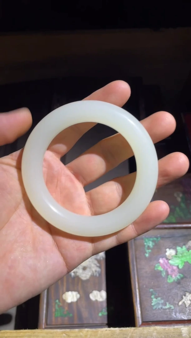 和田玉未镶嵌颈饰白玉圆条手镯1件