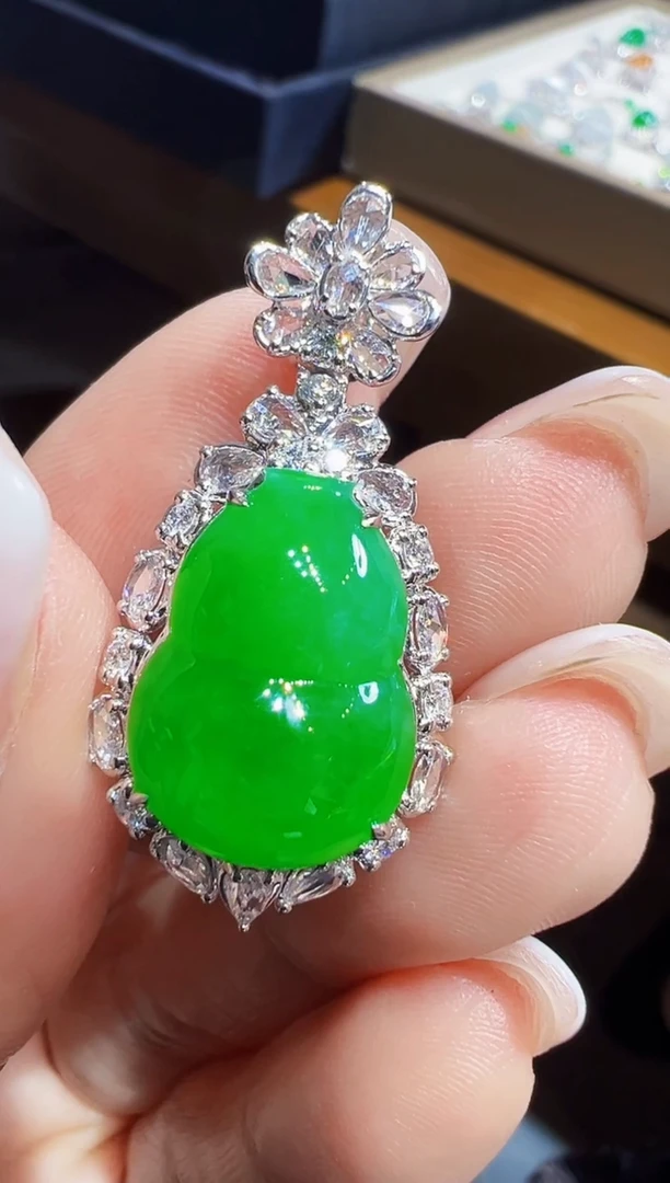 吊坠(不含链)18K金镶嵌翡翠葫芦