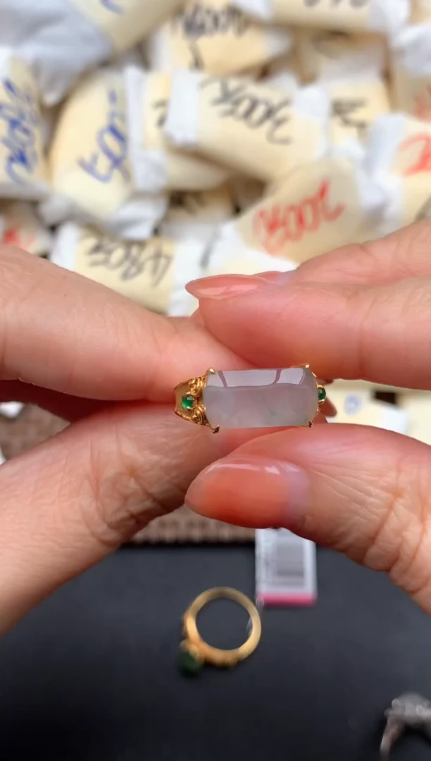 18K金镶嵌挂件翡翠1