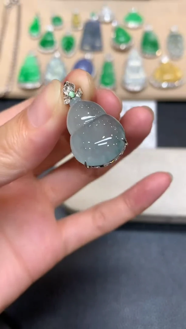 颈饰18K金镶嵌翡翠葫芦【无服务费