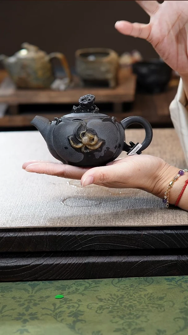 中式归玉堂冰碛岩重工雕刻俏色莲花壶