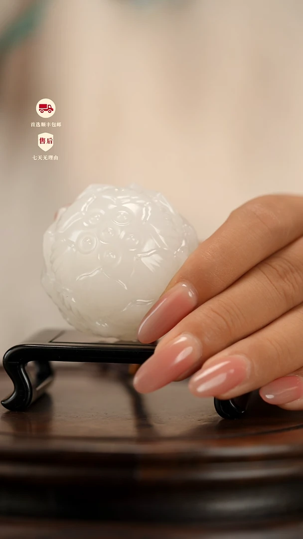 云南石竹叶青雕刻：好运莲莲手把件