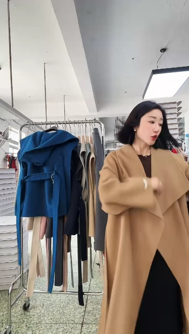 马甲连帽克莱因蓝的