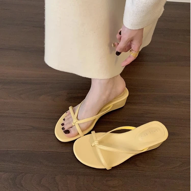 法式气质绝美银色夹趾人字拖鞋女夏外穿增高坡跟仙女细带凉拖凉鞋