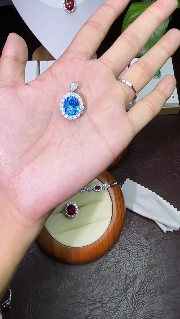 合金颈饰合成钻石海蓝吊坠