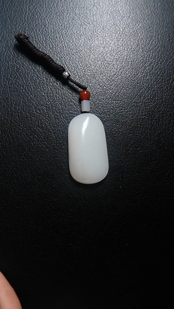 颈饰未镶嵌和田玉吊坠