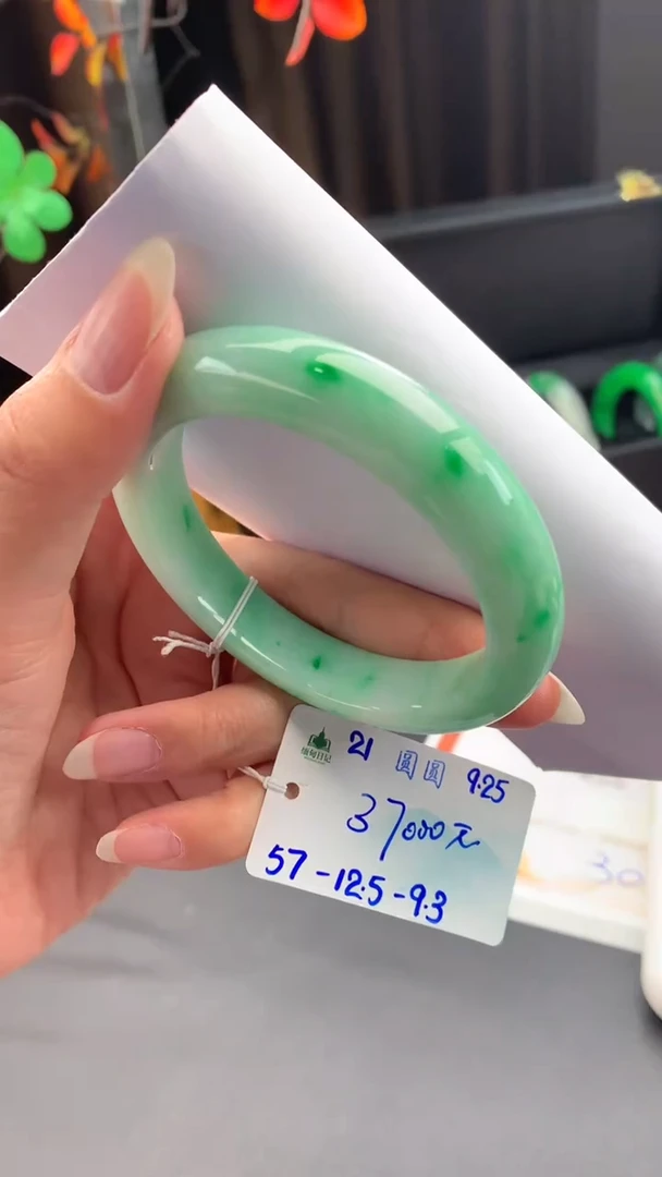 未镶嵌手镯翡翠自带#送人#，联系客服核对地址~