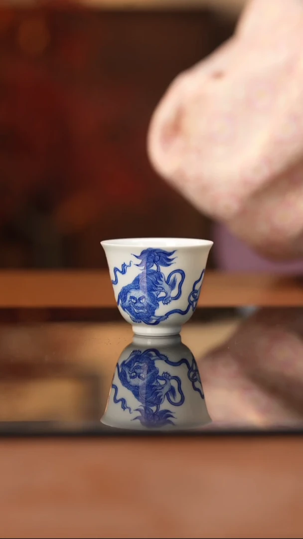 杯看山柴窑青花狮子