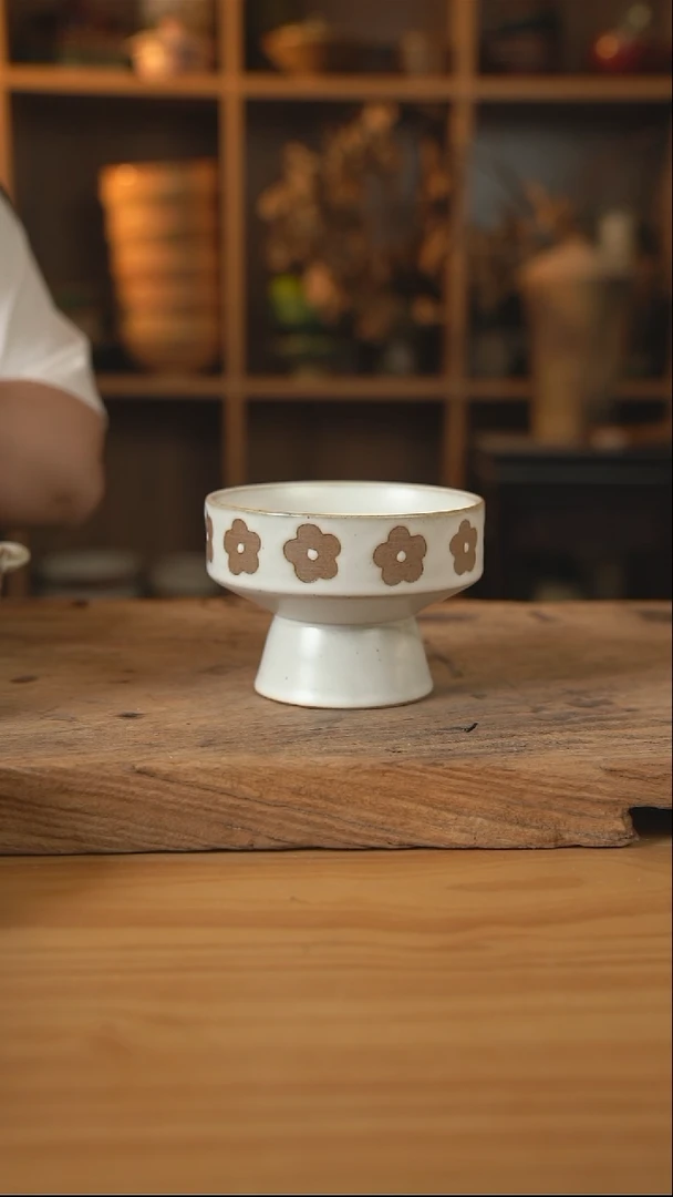 白色雕刻小花花的高脚果盘