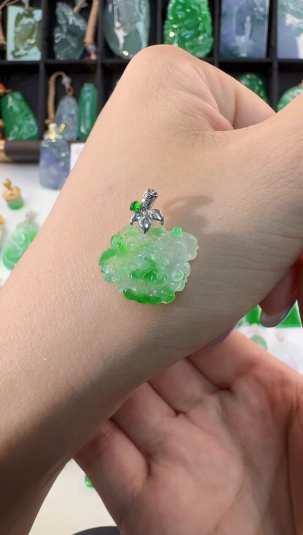 颈饰18K金镶嵌翡翠缅甸A货翡翠