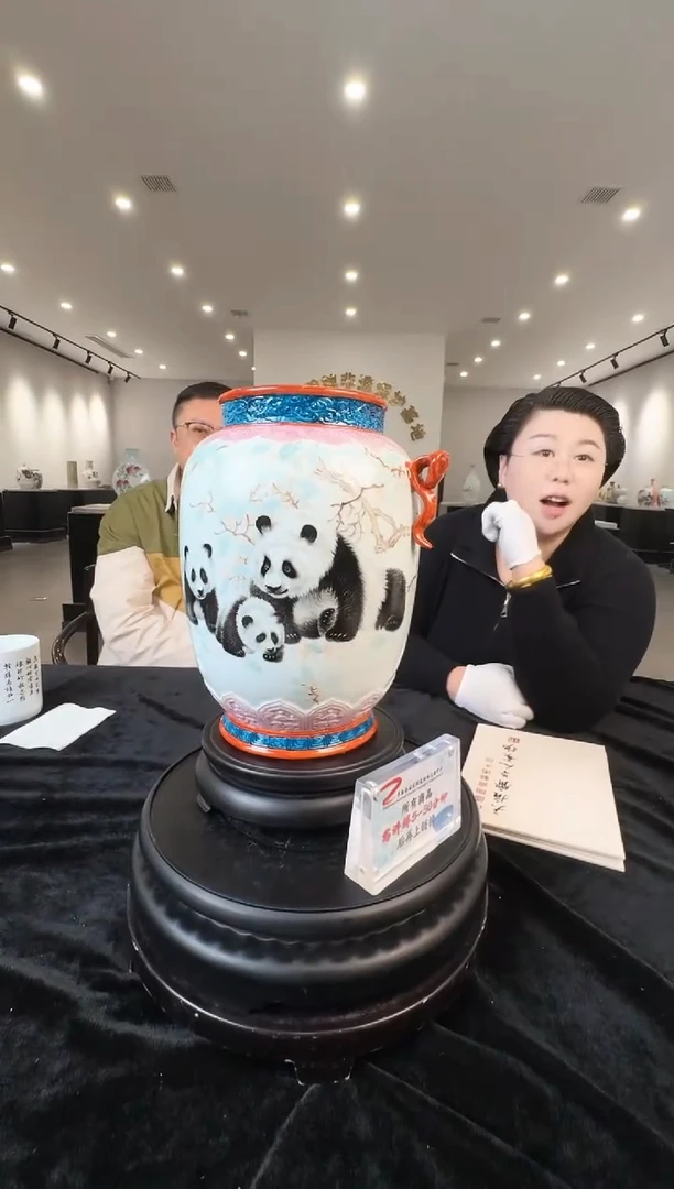 黄杨老师《雕刻其乐融融双耳大赏瓶》带收藏证书