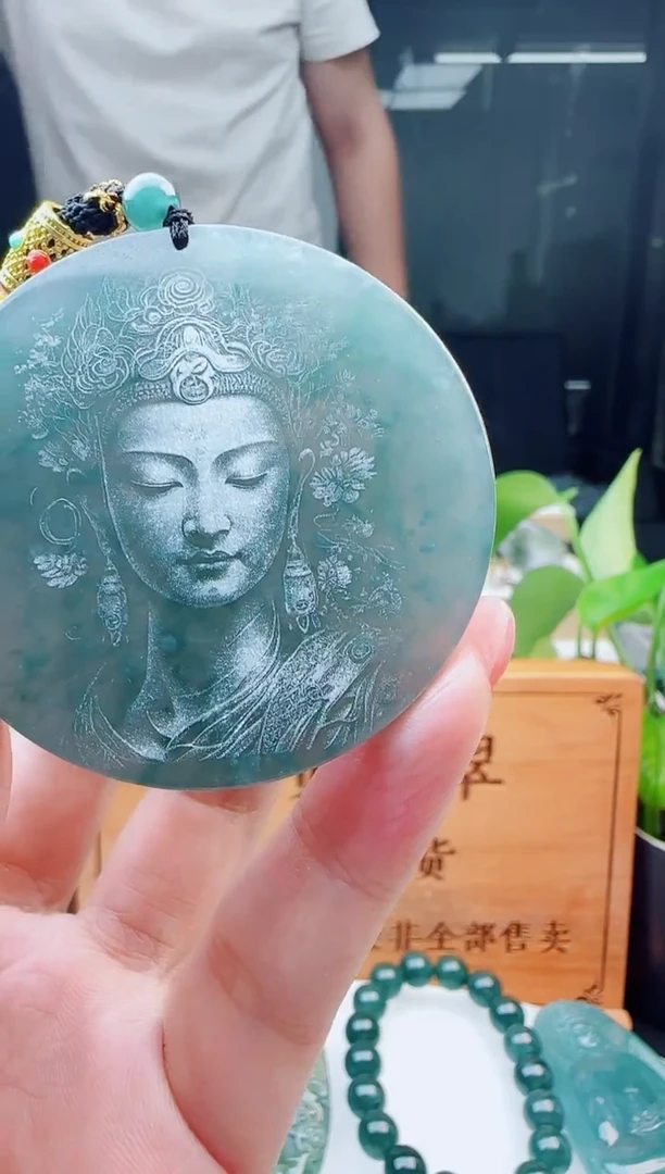 翡翠未镶嵌颈饰多样性发货其中一件