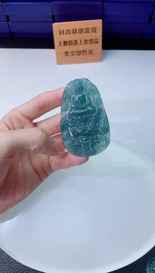 翡翠未镶嵌颈饰   `