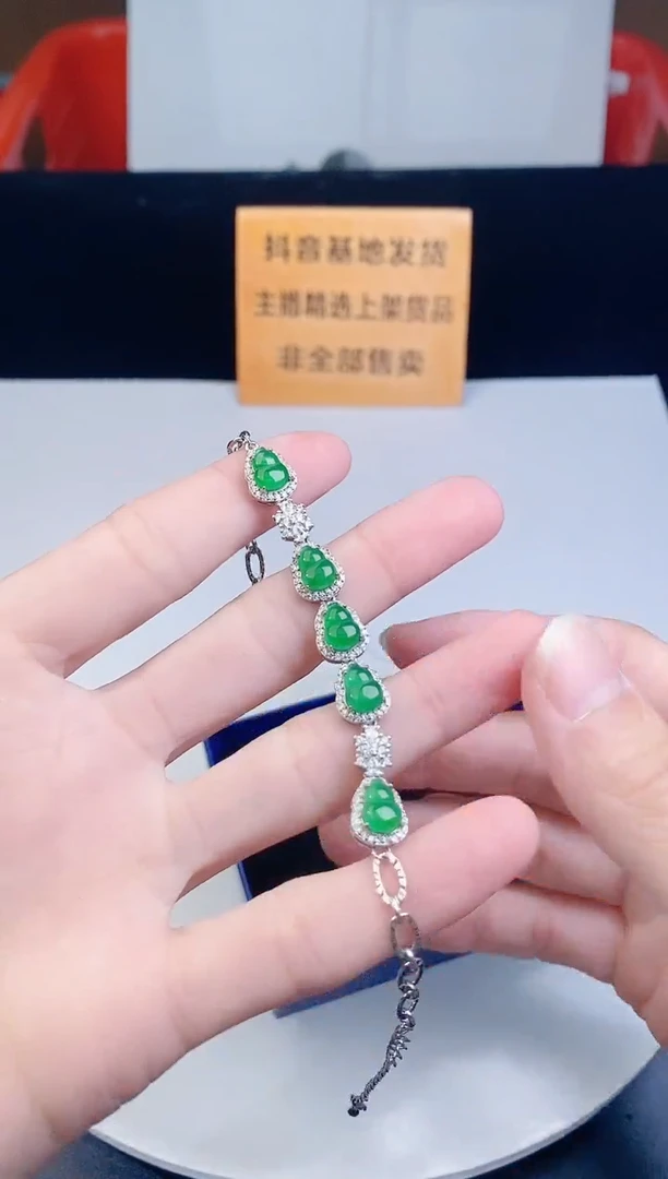 颈饰未镶嵌翡翠