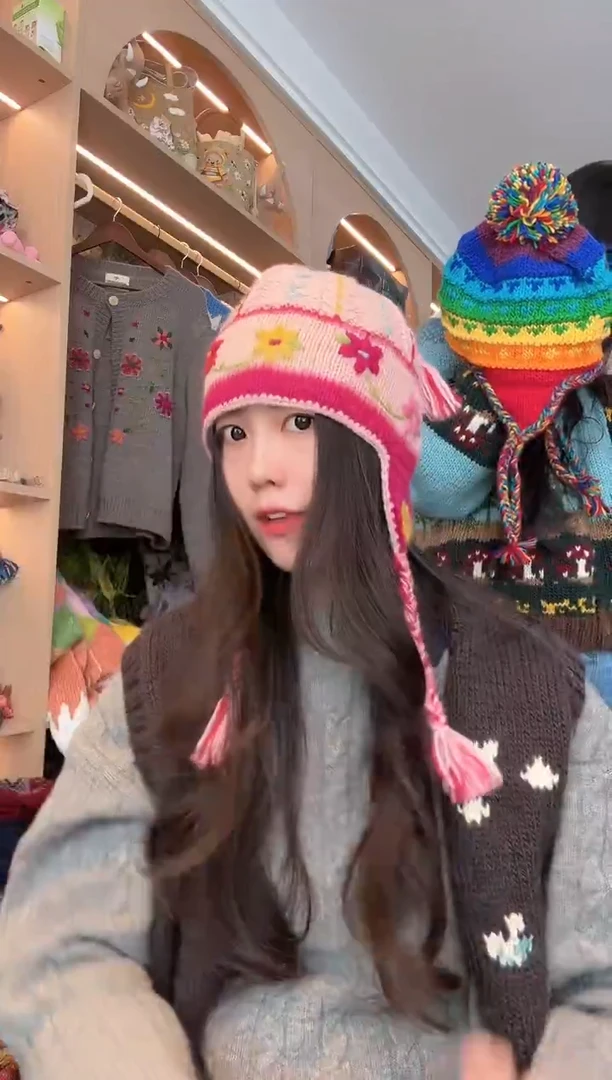 羊毛粉色刺绣护耳帽