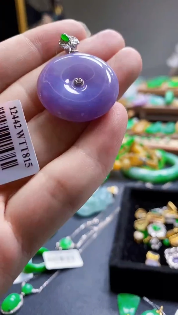 翡翠18K金镶嵌颈饰扣