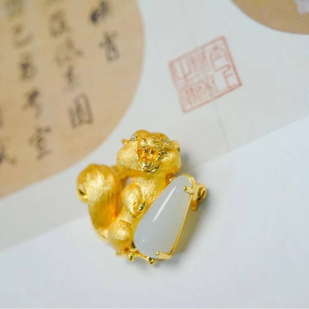 甘澜文创 S925银镀金镶和田玉松鼠抱坚果吊坠XZ3525