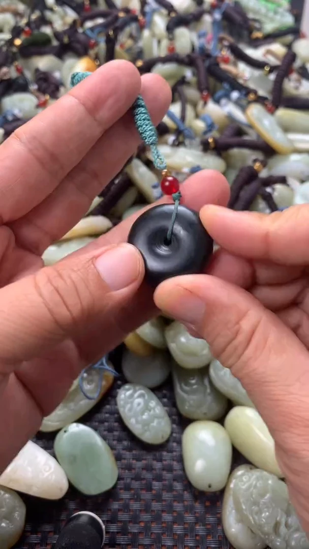 和田玉未镶嵌颈饰（多样性发一件）没有证书有瑕