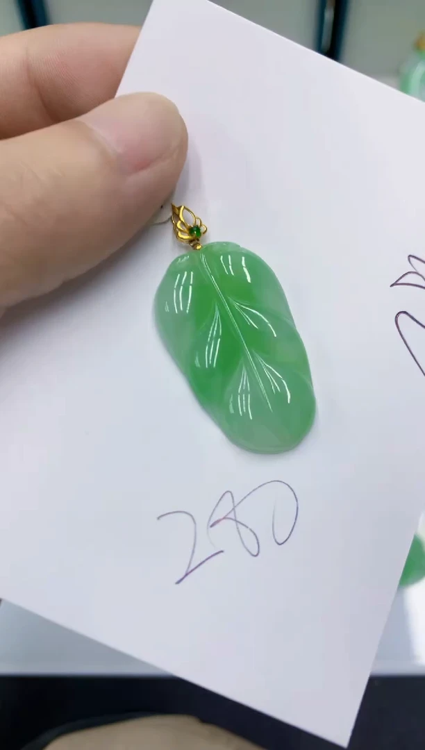 颈饰18K金镶嵌翡翠翡翠